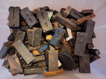 Drukblokken (letters, cijfers en interpunctie) beschikbaar voor biedingen
