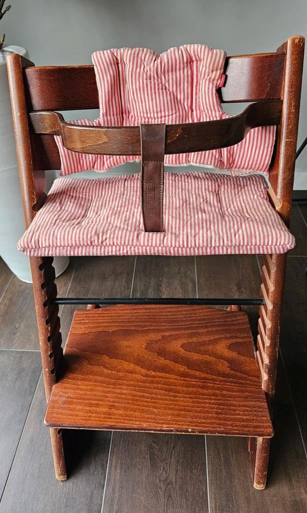 Stokke Tripp Trapp meegroeistoel walnoot met beugel en zitje, Kinderen en Baby's, Kinderstoelen, Gebruikt, Meegroeistoel, Ophalen