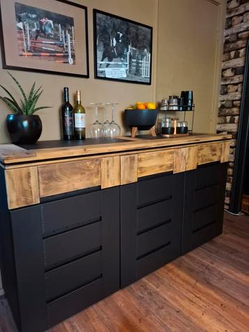 Mooi mat zwart dressoir met geschuurde laden en blad  beschikbaar voor biedingen