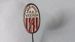 Voetbal speldje vicenza uit Italië, Verzamelen, Speldjes, Pins en Buttons, Ophalen of Verzenden, Zo goed als nieuw, Sport