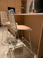 Witte stalen barkrukken met licht roze kussens, 2 krukken, Ophalen, Zo goed als nieuw, 60 tot 90 cm