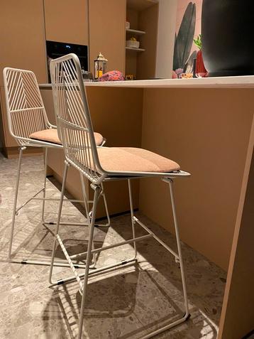 Witte stalen barkrukken met licht roze kussens beschikbaar voor biedingen