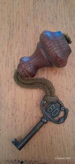 Decoratieve kastsleutel met hanger, Ophalen, Zo goed als nieuw