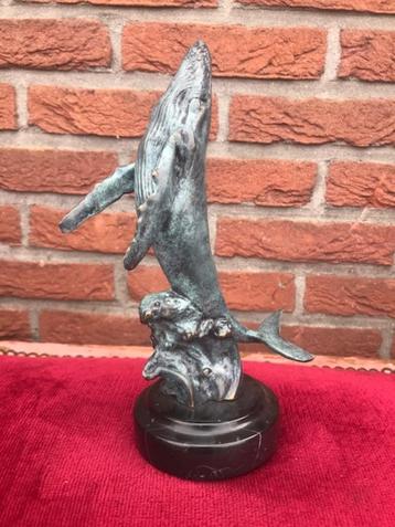 bronzen topbeeld, opspringende walvis beschikbaar voor biedingen