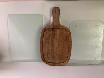 3 grote snijplanken 2x glas 1x hout beschikbaar voor biedingen