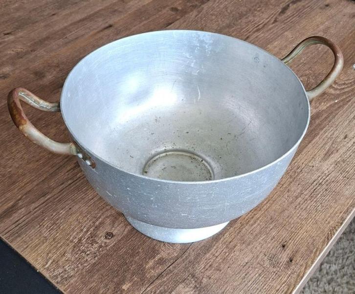 schaal of pot van Echt Aluminium, merk BAM, met draaivoet, Antiek en Kunst, Antiek | Schalen, Ophalen of Verzenden