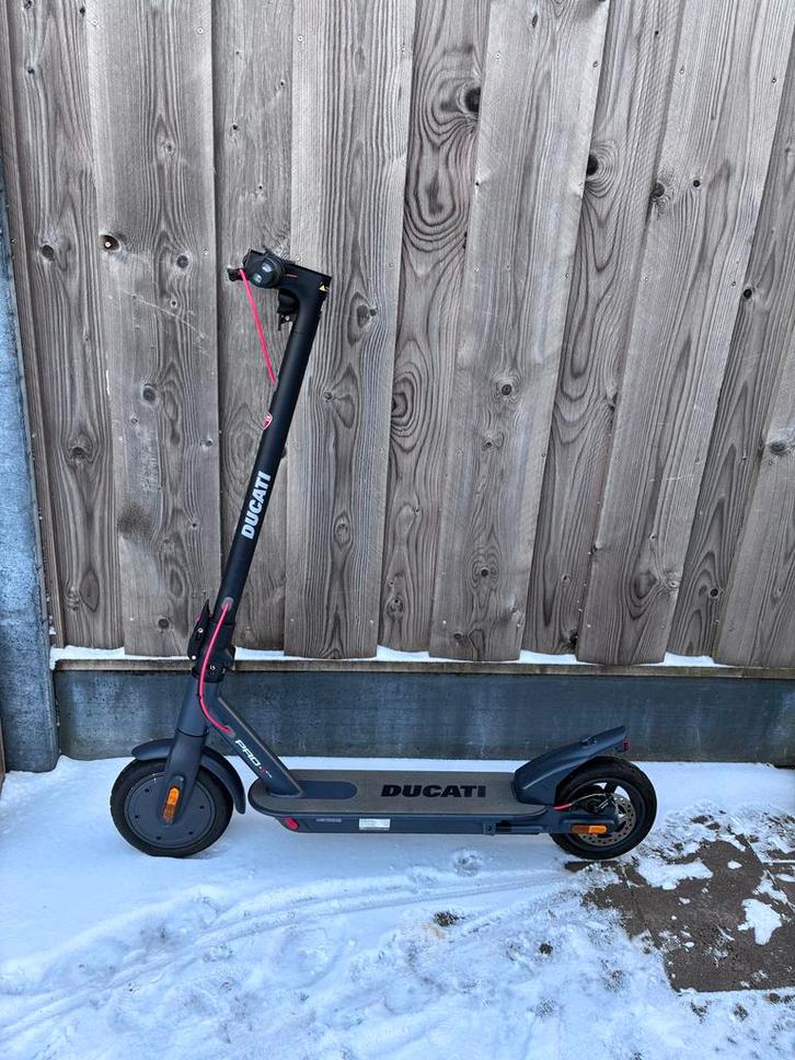 Ducati Pro-I Evo Safe step - Nieuwe banden!, Fietsen en Brommers, Steps, Zo goed als nieuw, Elektrische step (E-scooter), Ophalen