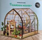Miniatuur Tuinhuis garden house DIY - Crafts & Co bouwpakket, Overige merken, Nieuw, Ophalen of Verzenden, Groter dan 1:32