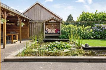 Charmant, decoratief houten tuinhuisje beschikbaar voor biedingen