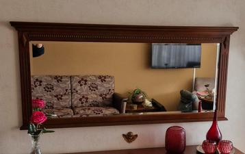 Spiegel met mooie omlijsting beschikbaar voor biedingen