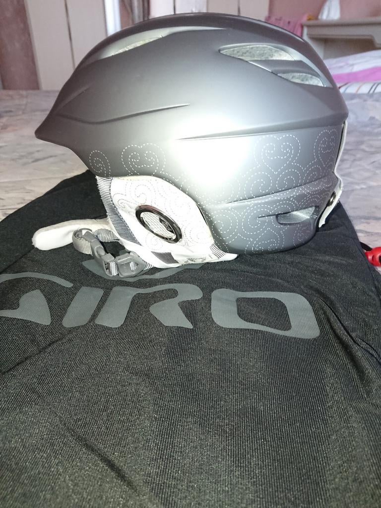 Giro dames skihelm, Overige merken, Overige typen, Ophalen of Verzenden, Zo goed als nieuw