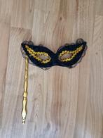 Themafeest Moulin Rouge masker op gouden stok. Carnaval, Kleding | Dames, Ophalen of Verzenden, Zo goed als nieuw, Carnaval