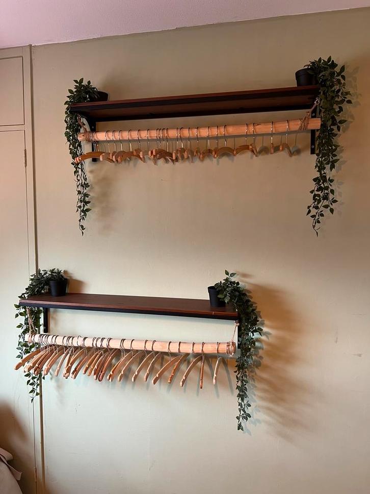 Planken met boomtakken als roede voor kledinghangers, Huis en Inrichting, Woonaccessoires | Wandplanken en Boekenplanken, Zo goed als nieuw