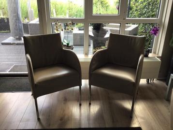 Twee stoelen van kwaliteitsleer beschikbaar voor biedingen