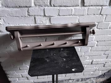 Wandplank regaal met roede en knopjes beschikbaar voor biedingen