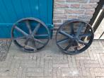 2 IJZEREN AANDRIJFWIELEN UI EEN OUDE FABRIEKSHAL., Ophalen