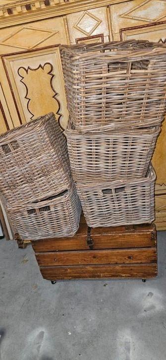 Brocante grote manden en mooie kist beschikbaar voor biedingen