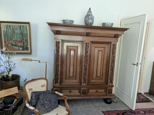 Grote Houten Kast met Snijwerk, Antiek en Kunst, Antiek | Meubels | Kasten, Ophalen of Verzenden