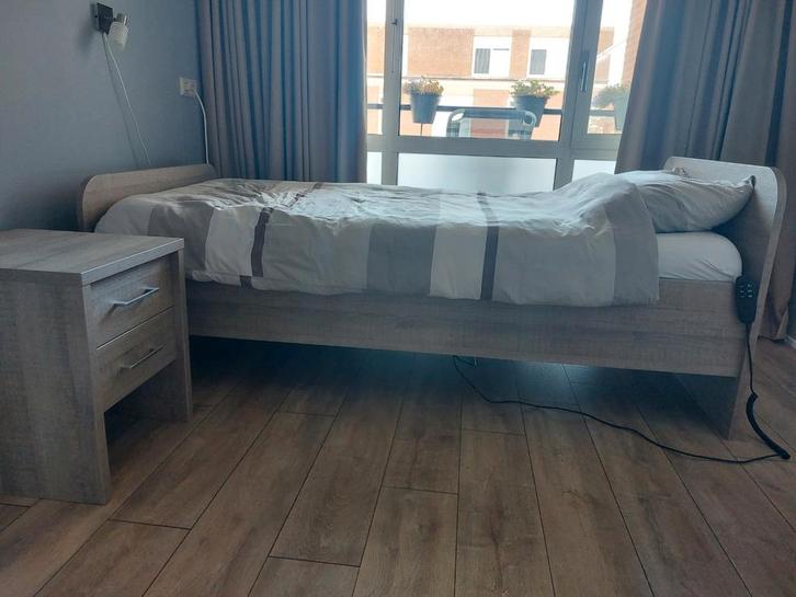 Senioren bed 90x200 met elektrische schotelbodem, Huis en Inrichting, Slaapkamer | Bedden, Gebruikt, Eenpersoons, 90 cm, 200 cm