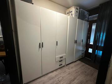 2 Kledingkasten beschikbaar voor biedingen