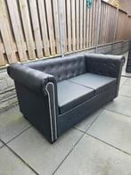 Chesterfield 2-zitsbank van kunstleer, Huis en Inrichting, Banken | Bankstellen, Ophalen, Overige materialen, 75 tot 100 cm, Nieuw
