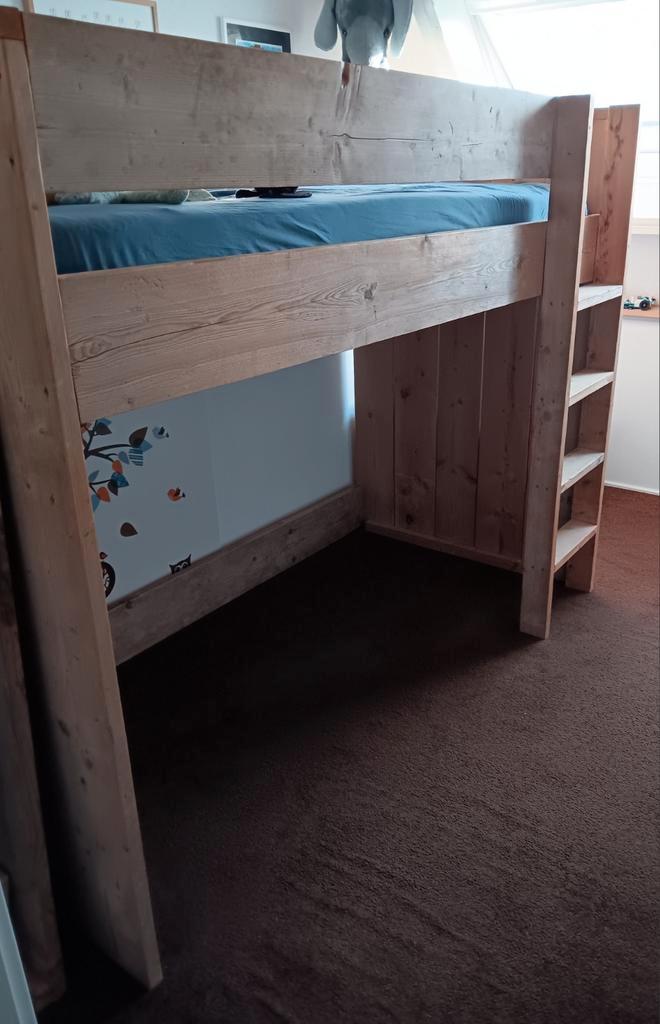 Hoogslaper/bed met speelhuisje Steigerhout afm. 90x190 cm, Kinderen en Baby's, Kinderkamer | Stapelbedden en Hoogslapers, Zo goed als nieuw
