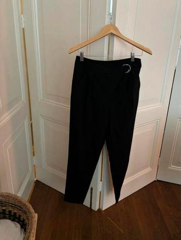 H&M zwarte pantalon, met rits en gespsluiting, maat 36