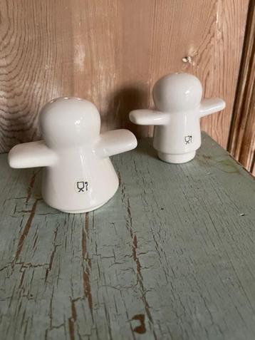 Gestyleerd peper en zout stel. 2 poppetjes. Wit porselein.   beschikbaar voor biedingen