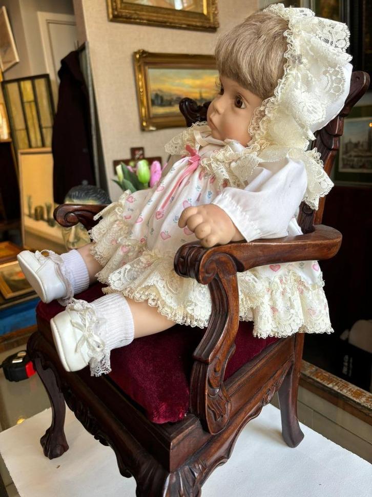 Vintage pop met miniatuur Chippendale-stoel - 1930 & 1980, Antiek en Kunst, Antiek | Speelgoed, Ophalen of Verzenden