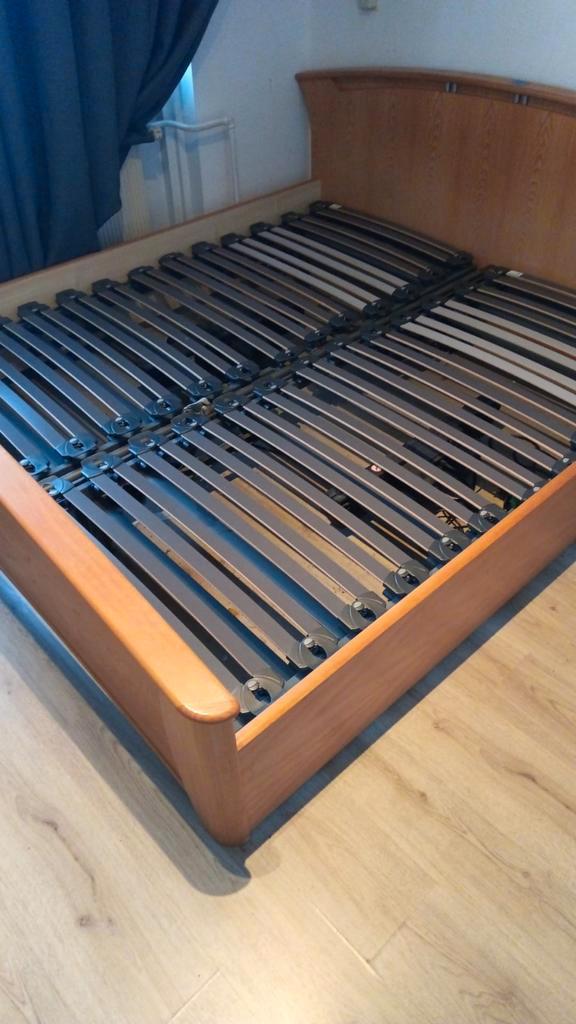 Gratis houten tweepersoonsbed met lattenbodems, Huis en Inrichting, Slaapkamer | Bedden, Gebruikt, Tweepersoons, 180 cm, Hout