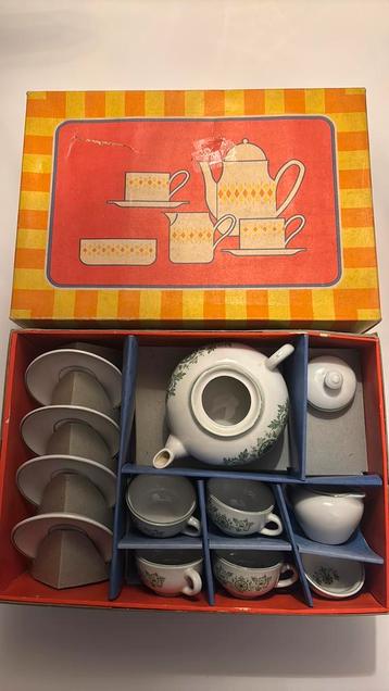 Vintage kinderservies / poppenservies jaren ‘70 ( of ‘60) beschikbaar voor biedingen