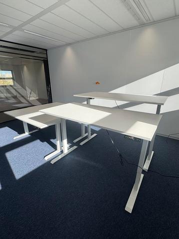 Elektrisch verstelbare Zit-Sta Bureau beschikbaar voor biedingen
