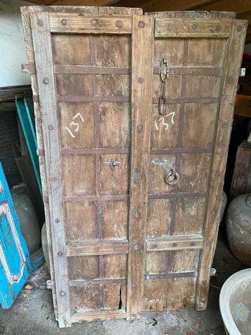 Set oude deuren beschikbaar voor biedingen