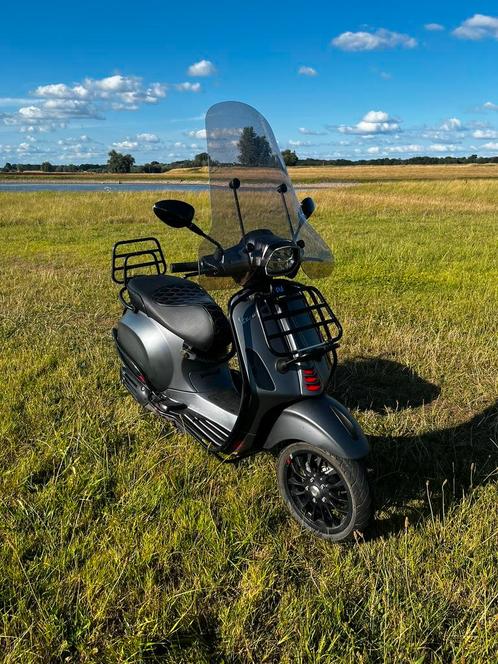 Vespa sprint 50cc 2020 Brom. grijs/zwart., Fietsen en Brommers, Scooters | Vespa, Zo goed als nieuw, Overige modellen, Maximaal 45 km/u