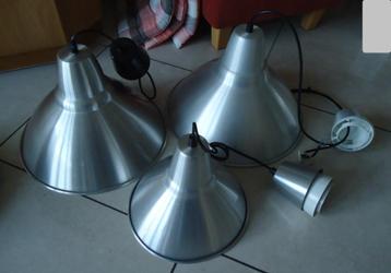 Te koop drie gelijksoortige metaalkleurige hanglampen. beschikbaar voor biedingen