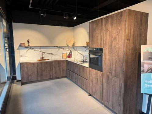 Houten greeploze keuken met koperen kraan en spoelbak, Huis en Inrichting, Keuken | Complete keukens, Nieuw, Ophalen