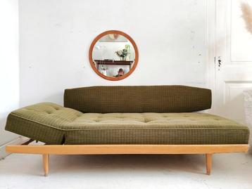 Vintage daybed-sofa groen,licht hout beschikbaar voor biedingen