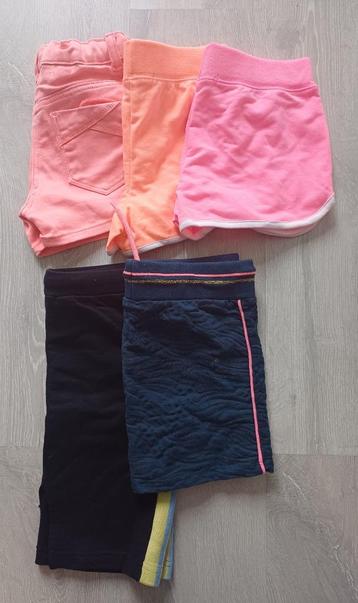 Broeken, rokjes en shirtjes beschikbaar voor biedingen