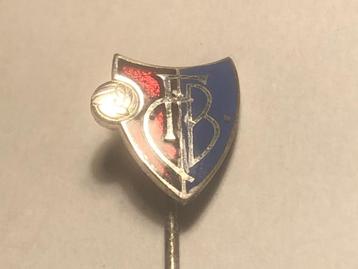 Emaille CFB VOETBALCLUB Speld (Rood/Blauw/Metaalkleur). beschikbaar voor biedingen