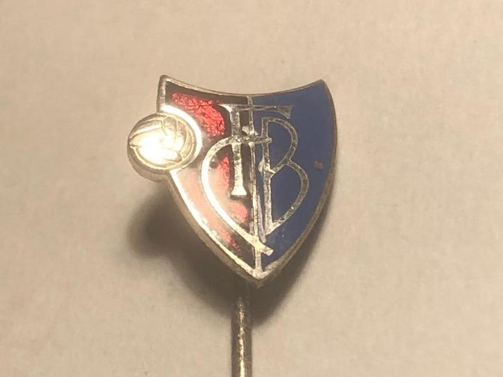 Emaille FCB VOETBALCLUB Speld (Rood/Blauw/Metaalkleur)., Verzamelen, Speldjes, Pins en Buttons, Zo goed als nieuw, Speldje of Pin