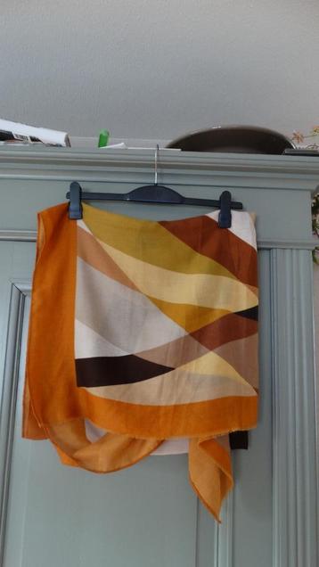 Grote sjaal in warme kleuren beschikbaar voor biedingen