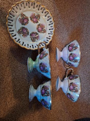 Theeservies met Romantische Afbeeldingen beschikbaar voor biedingen