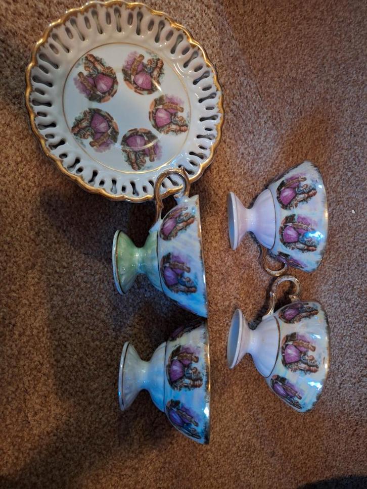 Theeservies met Romantische Afbeeldingen, Antiek en Kunst, Antiek | Servies los, Ophalen of Verzenden