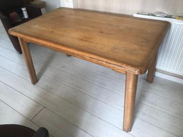 GRATIS mooie eettafel, in goede staat beschikbaar voor biedingen