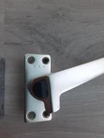 AXA raamsluiting met drukknop voor ventilatiestand, Doe-het-zelf en Verbouw, Hang- en Sluitwerk, Ophalen of Verzenden, Gebruikt