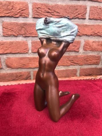 licht erotisch bronzen beeld, zich ontkledend naakt beschikbaar voor biedingen