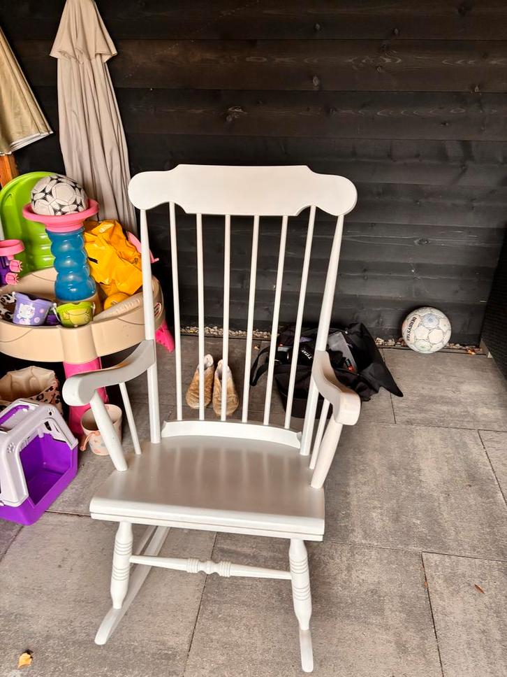 Witte Schommelstoel - Klassiek en Comfortabel, Huis en Inrichting, Stoelen, Gebruikt, Eén, Hout, Wit, Ophalen