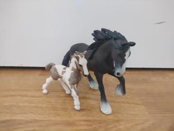 Schleigh set van 2 paarden, 1 groot paard en 1 veulen beschikbaar voor biedingen