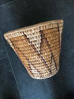 Rieten prullenmand met patroon., Ophalen of Verzenden, Gebruikt, Riet, Minder dan 50 cm