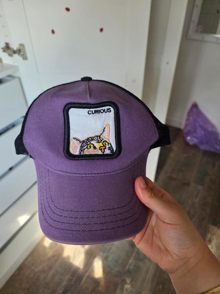 Paarse. Pet - Nieuwsgierige Kat, Kleding | Dames, Hoeden en Petten, Zo goed als nieuw, Pet, One size fits all, Ophalen of Verzenden